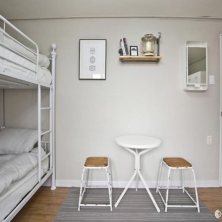 Travel Holic Guesthouse Seoul Bagian luar foto