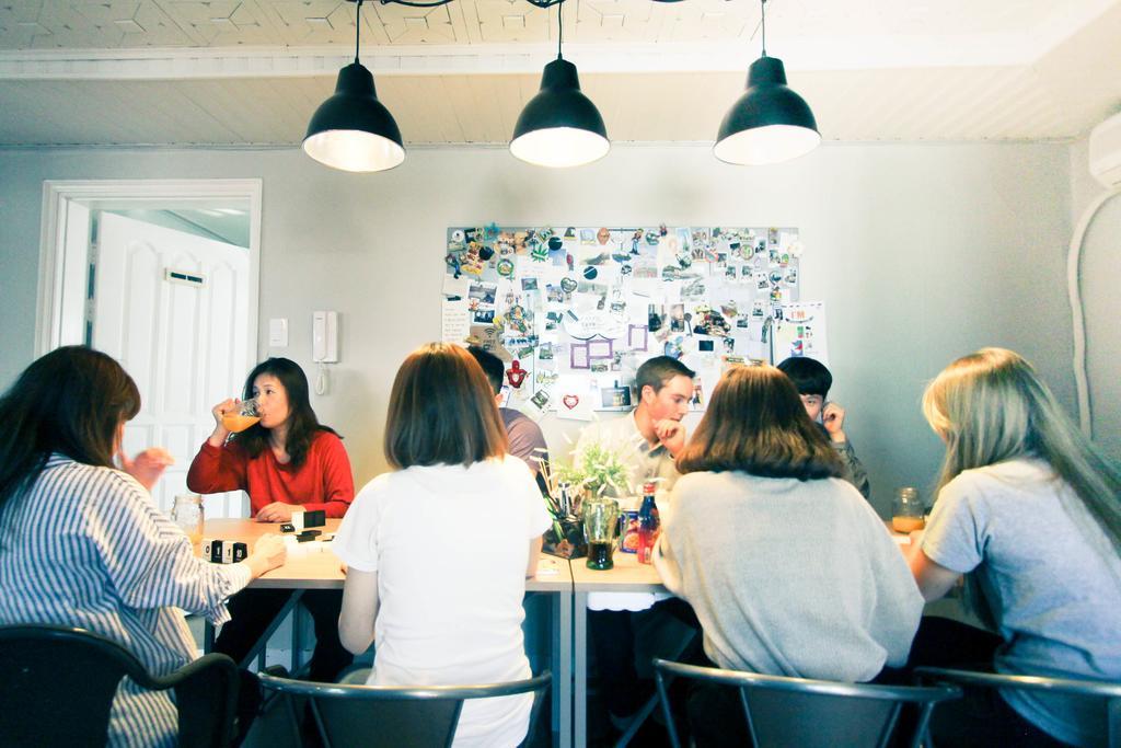 Travel Holic Guesthouse Seoul Bagian luar foto