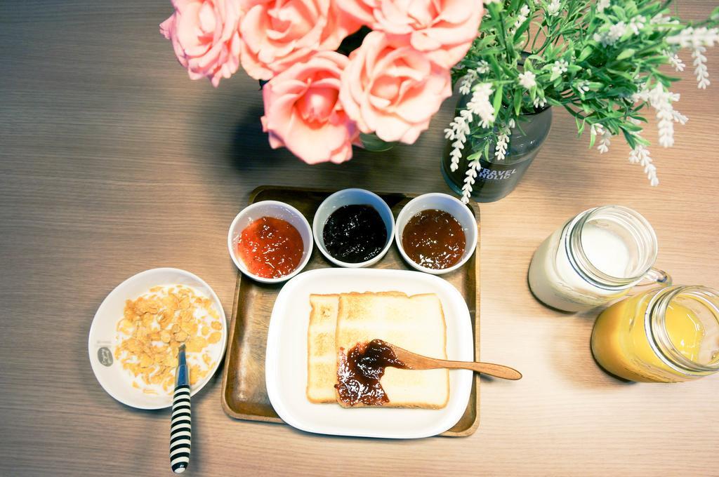 Travel Holic Guesthouse Seoul Bagian luar foto