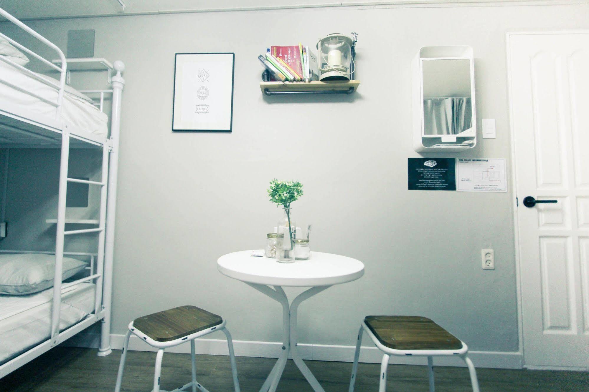 Travel Holic Guesthouse Seoul Bagian luar foto