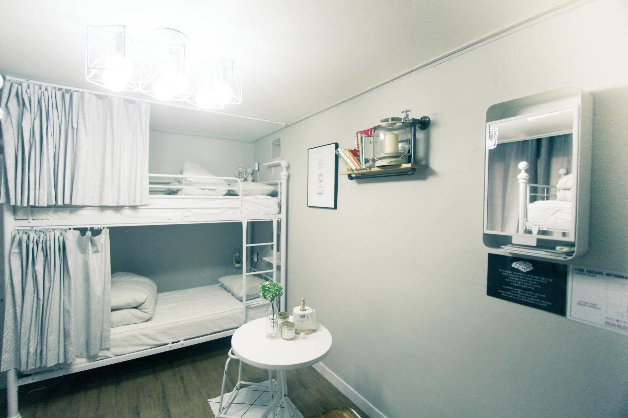 Travel Holic Guesthouse Seoul Bagian luar foto