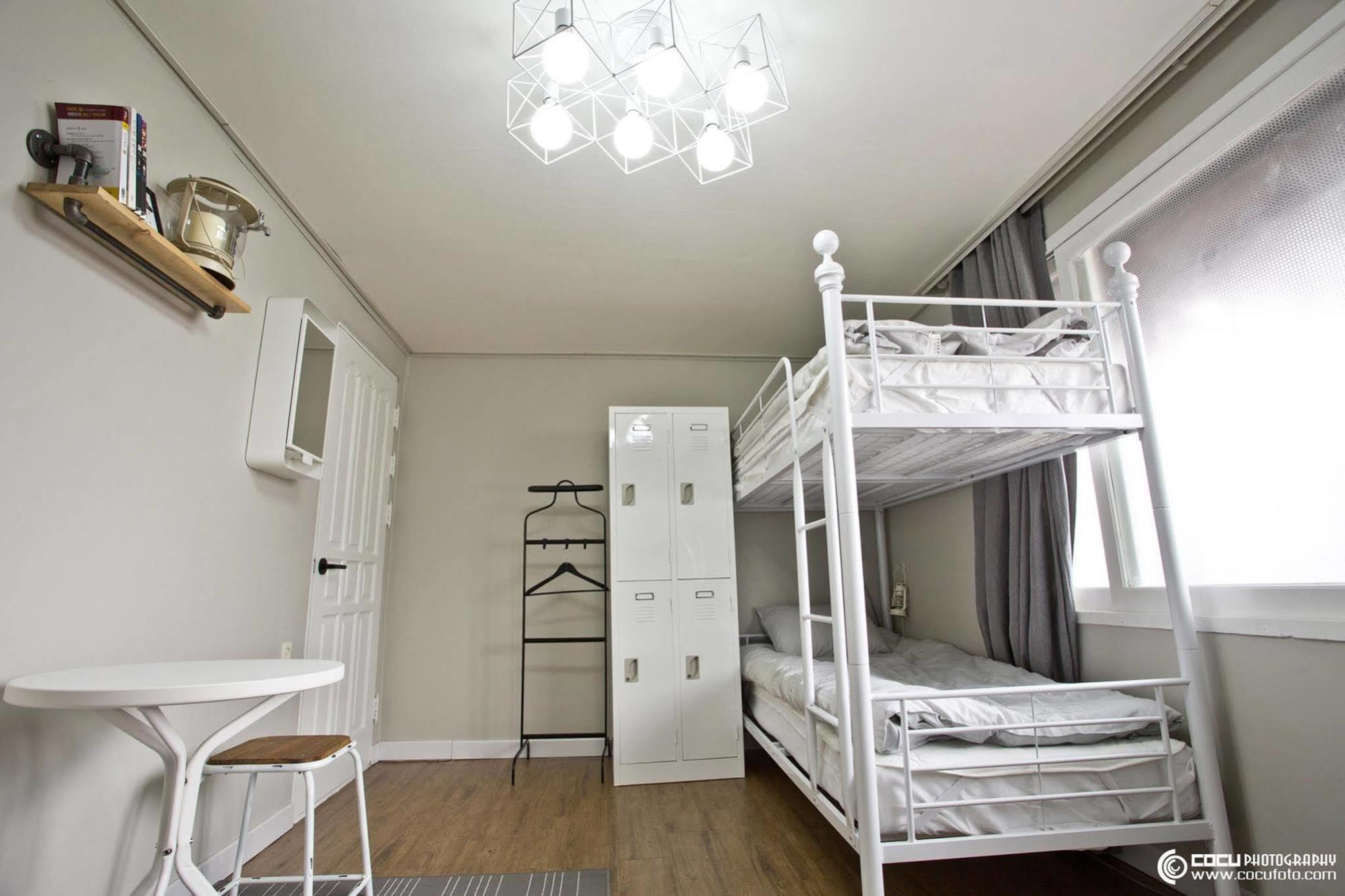 Travel Holic Guesthouse Seoul Bagian luar foto